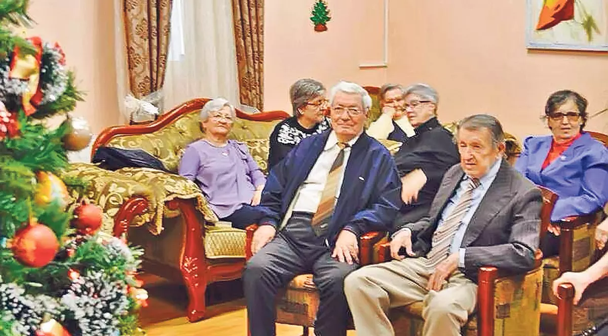 Vârsta a treia petrece a-ntâia cu piftie şi muzică populară