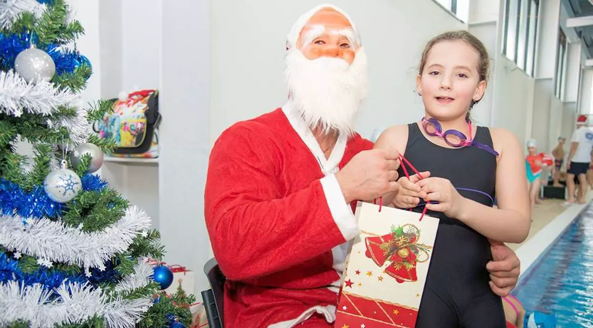 FOTO / Moş Crăciun i-a vizitat pe viitorii campioni ai nataţiei româneşti