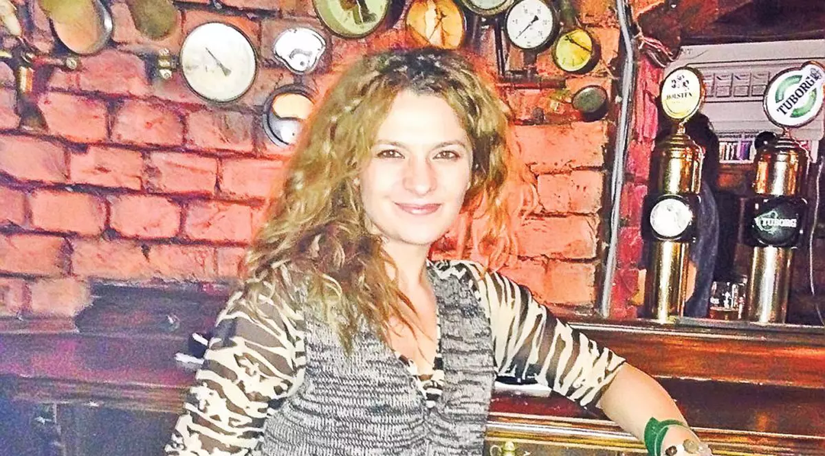 EXCLUSIV | Aida lucrează într-un pub! 