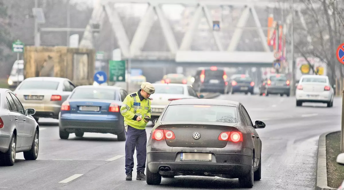 Poliţiştii pun frână vitezomanilor | Agenţii de la «Rutieră» vor vâna şoferii indisciplinaţi cu 400 de radare