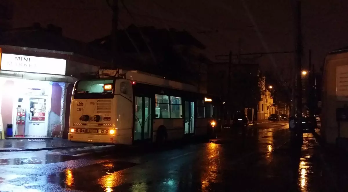 SE ÎNTÂMPLĂ-N București! Cu troleul PE CONTRASENS | FOTO