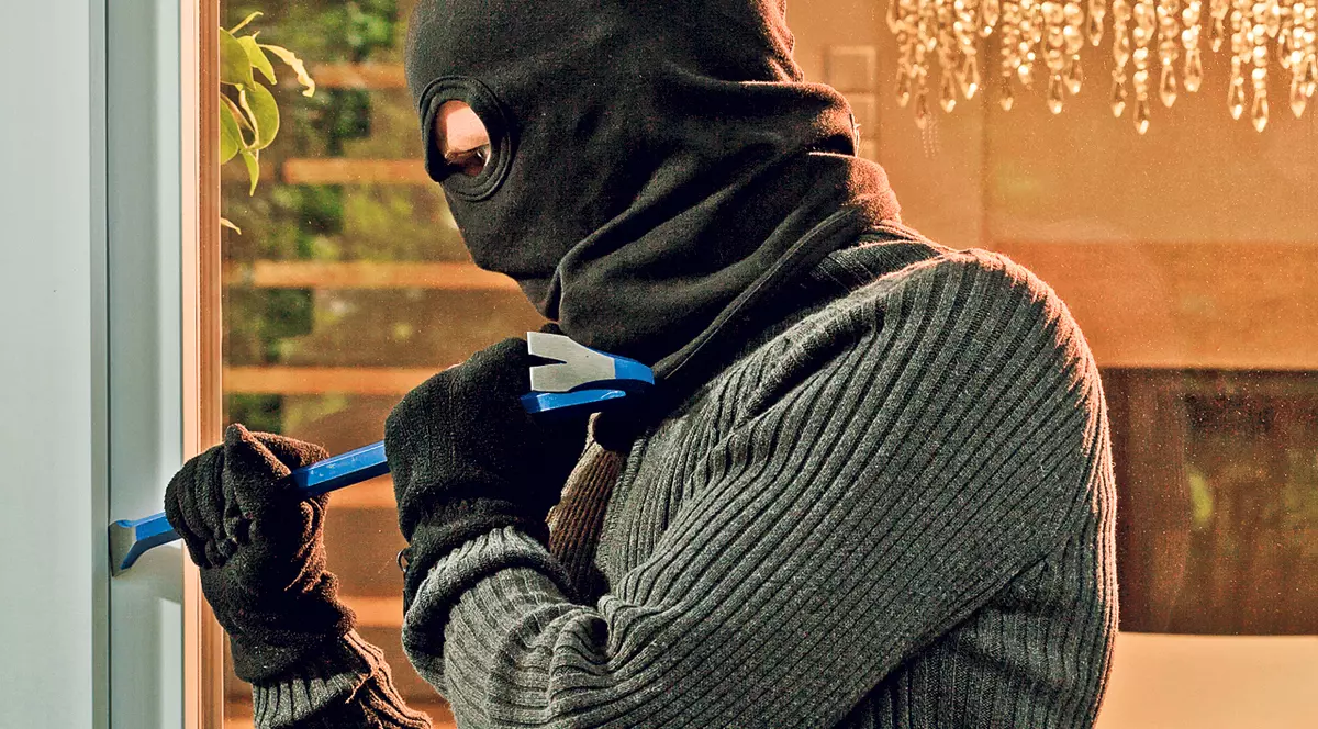 Faci Revelionul în altă localitate? Asigură-ţi locuinţa împotriva hoţilor!