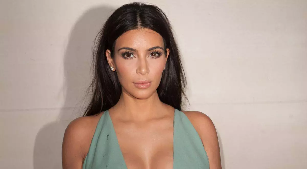Primele imagini cu hoții care au jefuit-o pe Kim Kardashian. Infractorii suprinși de o cameră de supraveghere | VIDEO