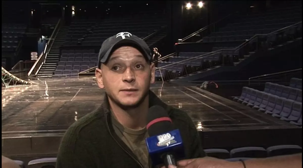 GIMNASTICĂ / Rareş Orzaţă, românul de la Cirque du Soleil, joacă rolul Reginei Angliei / GALERIE FOTO