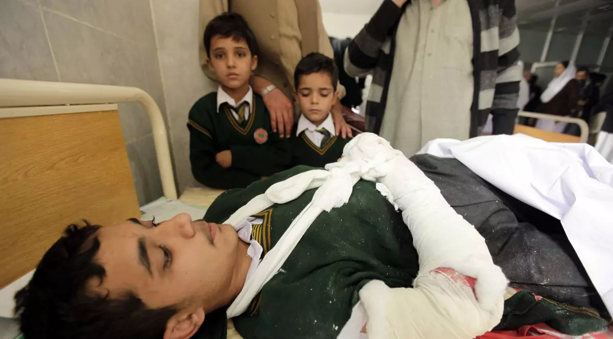 UPDATE | Peste 130 de COPII MORŢI , după ce teroriștii talibani au pătruns într-o școală din Pakistan 