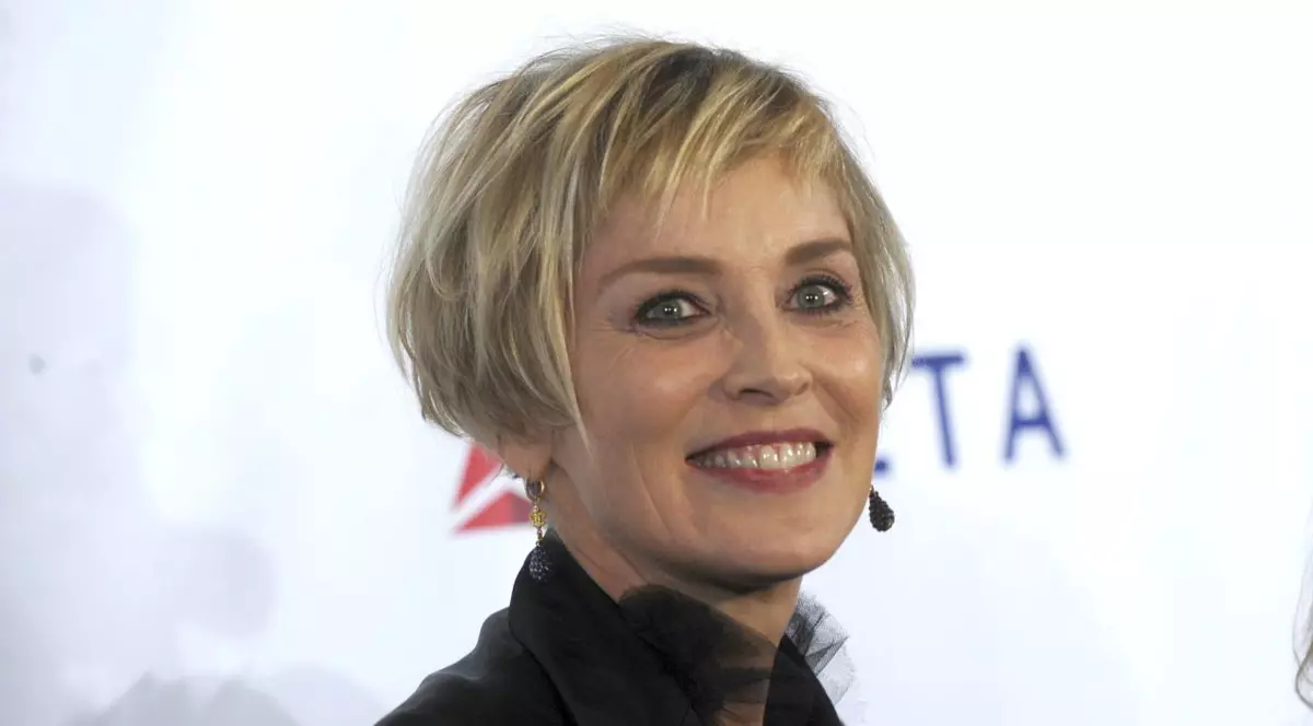 Sharon Stone a renunţat la tinerei!
