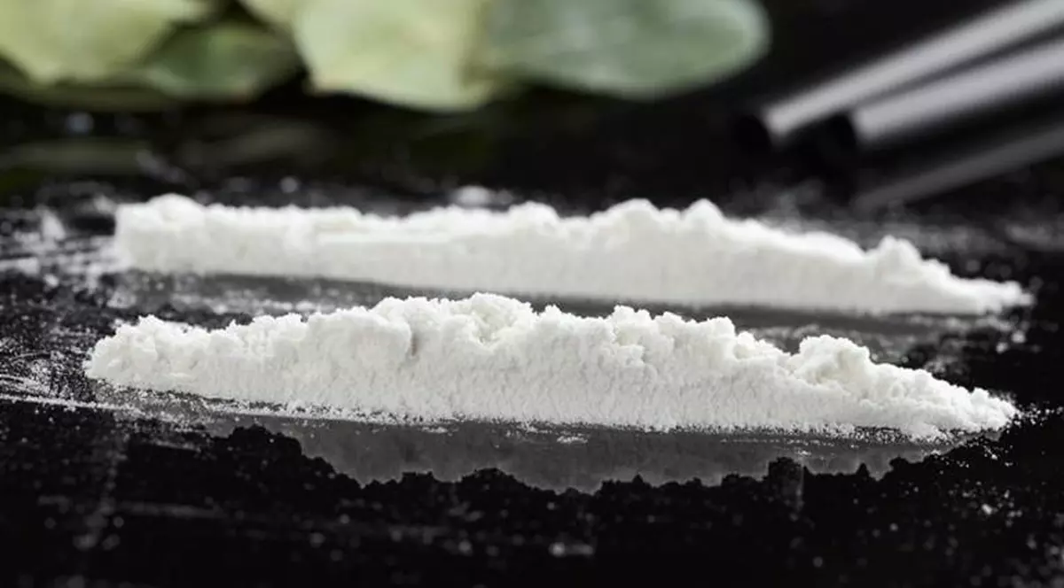 Moșul împărțea cu prietenii și drogurile, și iubita minoră