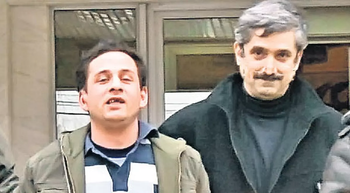 Omul cu o mie de voci lovește din nou «Alo, sunt Mona Muscă, am nevoie de bani!» | EXCLUSIV
