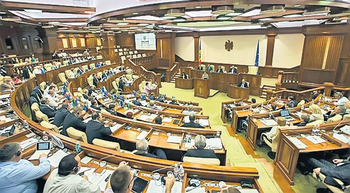 Proeuropenii şi-au dat mâna în Parlamentul de la Chişinău