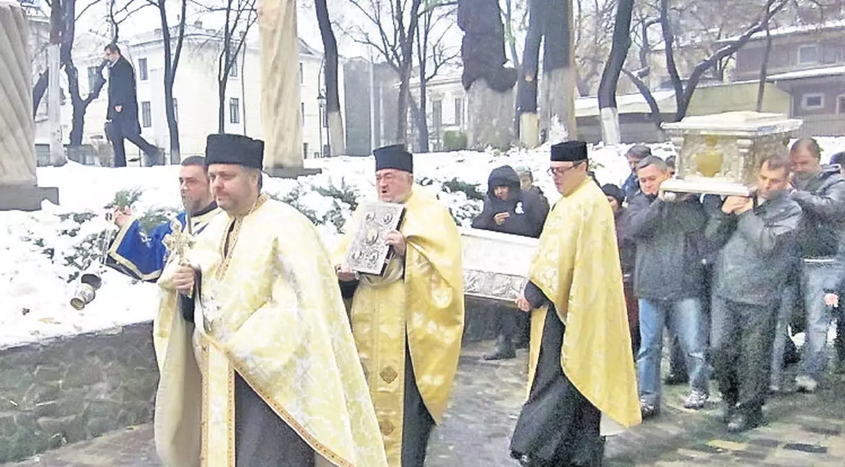 Moaștele Sfântului Nicolae, depuse în fața bisericii