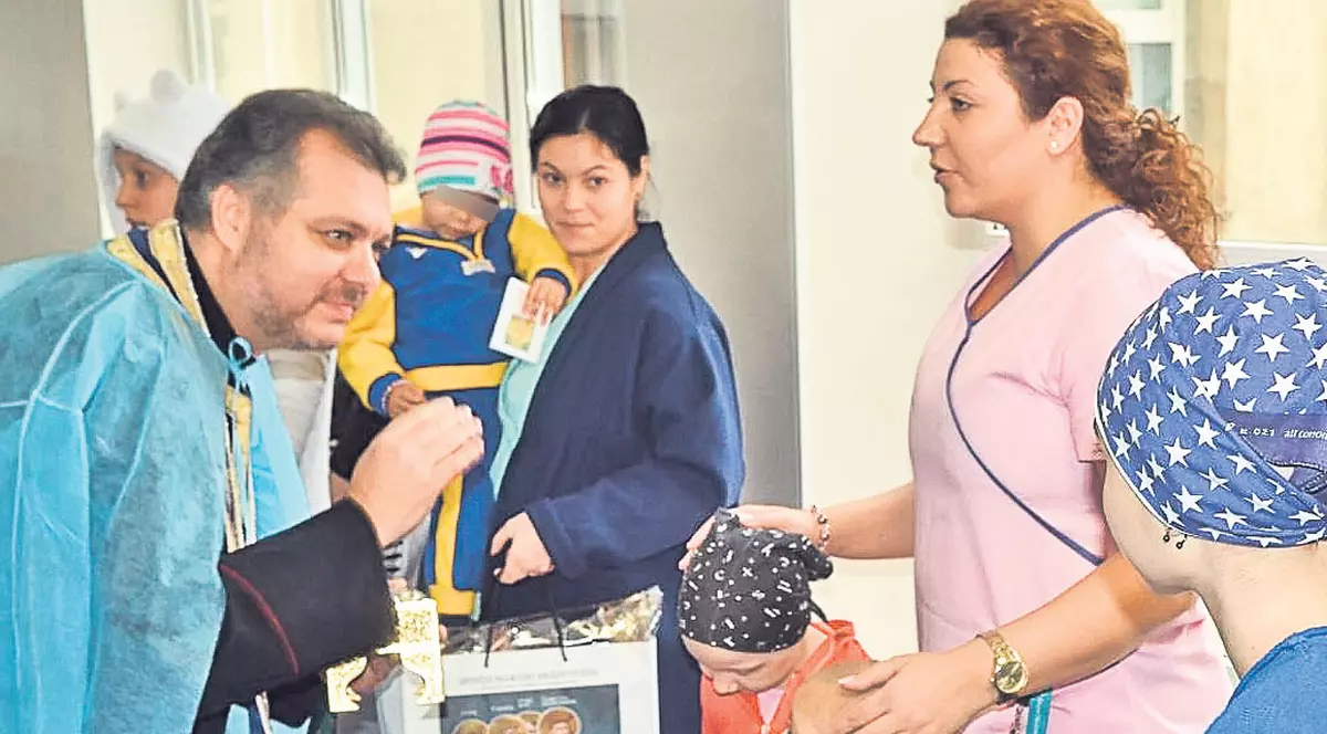 Dar din har se face rai | Parohul Bisericii Sfântul Gheorghe Nou din Capitală a adus un zâmbet pe fețele copiilor bolnavi de cancer!