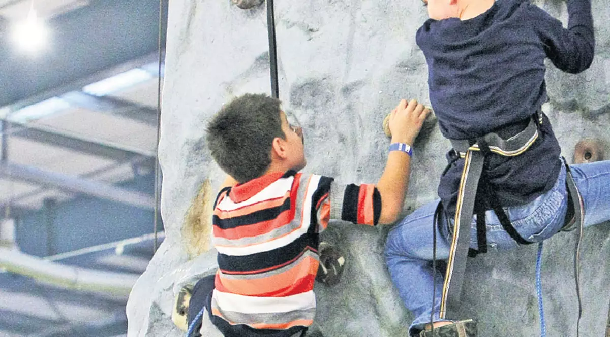 Copilul tău nu pleacă nici în tabără, nici la bunici, în vacanţa de iarnă? Fă-i program distractiv acasă şi în oraş!