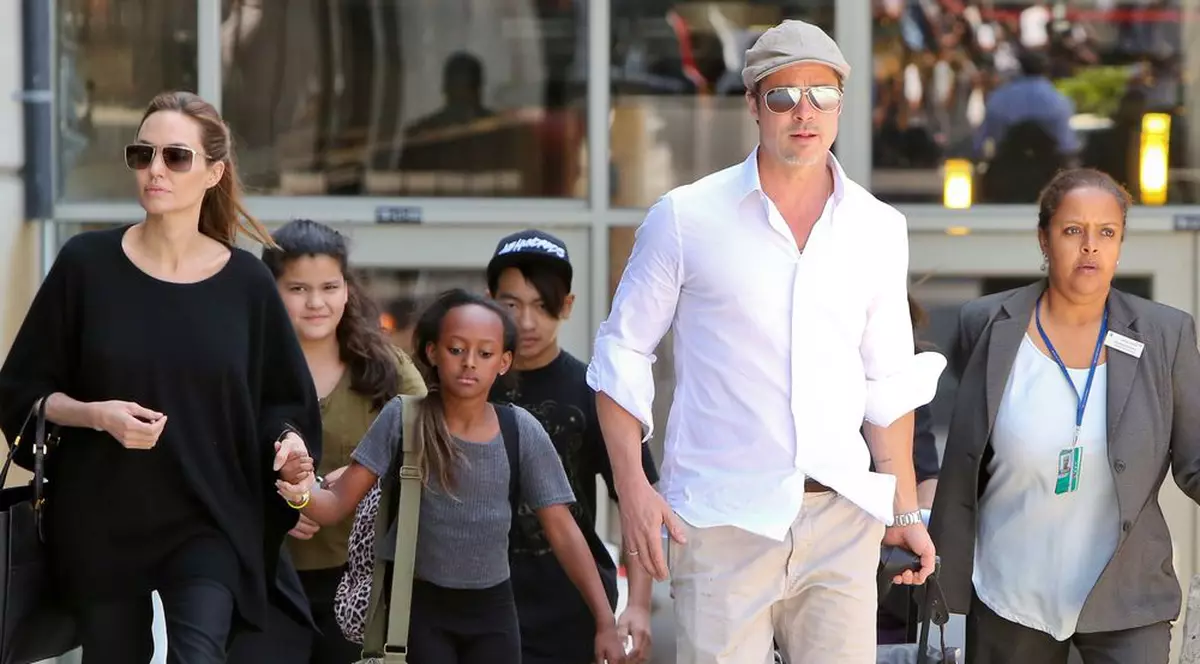 Brad Pitt PREPARĂ CINA de CRĂCIUN. MOTIVUL pentru care NIMENI nu vrea să GĂTEASCĂ Angelina Jolie