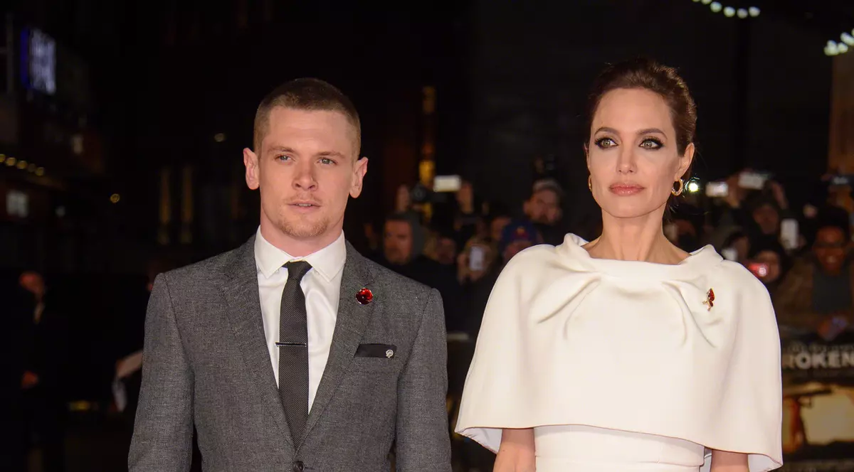 ANGELINA JOLIE ÎL ÎNȘALĂ pe BRAD PITT? I-a căzut cu TRONC UN ACTOR cu 15 de ani mai tânăr