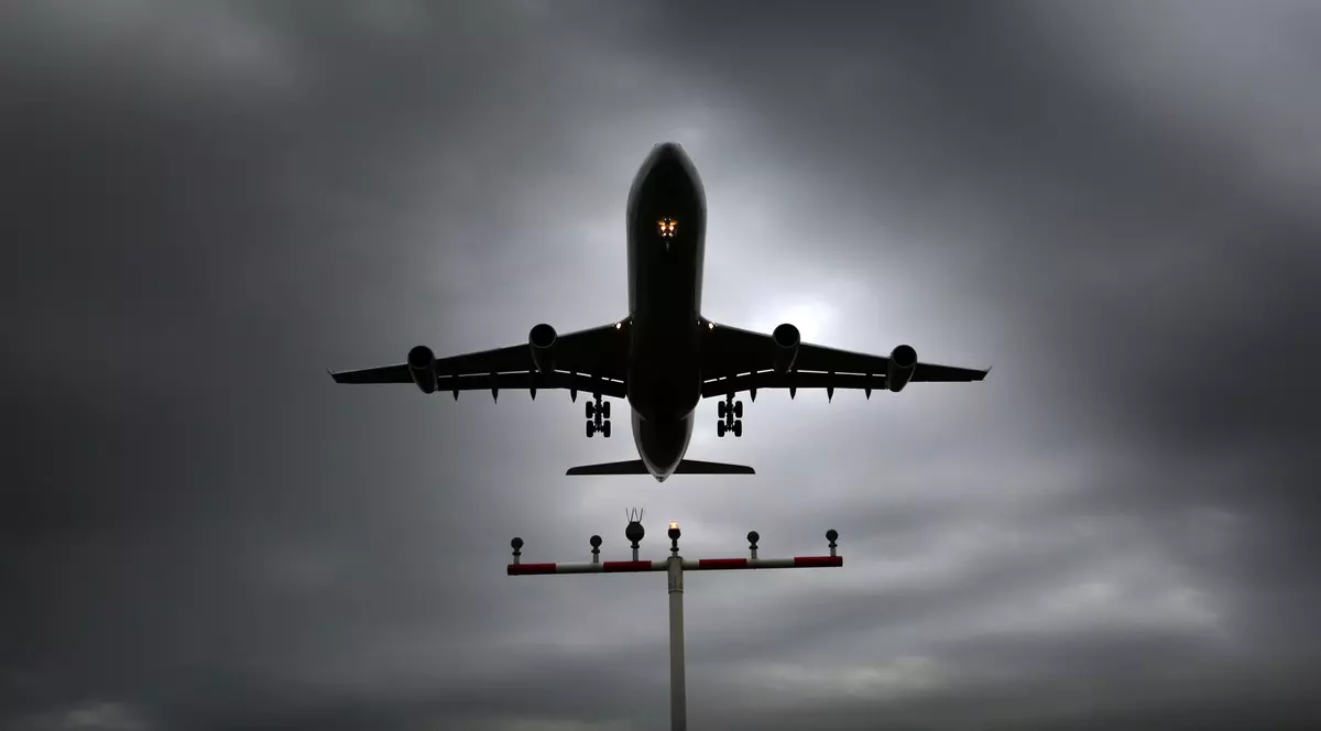 AVION ce trebuia să decoleze din Sibiu, BLOCAT LA SOL din cauza PLOII cu GHEAȚĂ