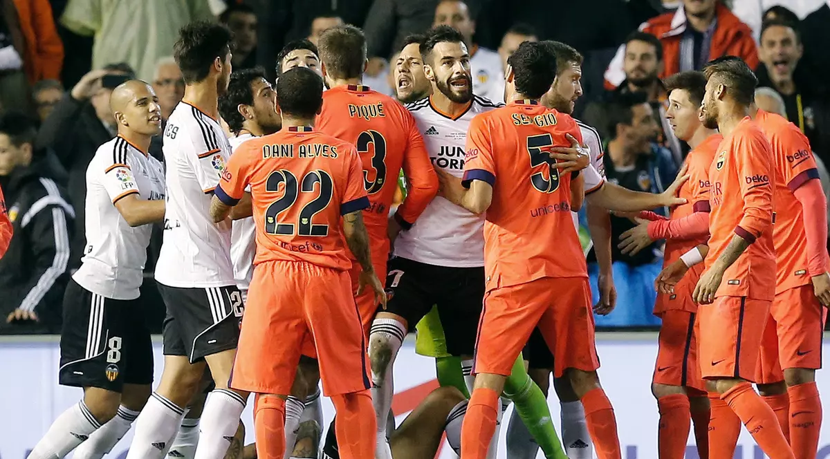 VIDEO / Valencia - Barcelona 0-1. Messi, lovit în cap cu o sticlă!