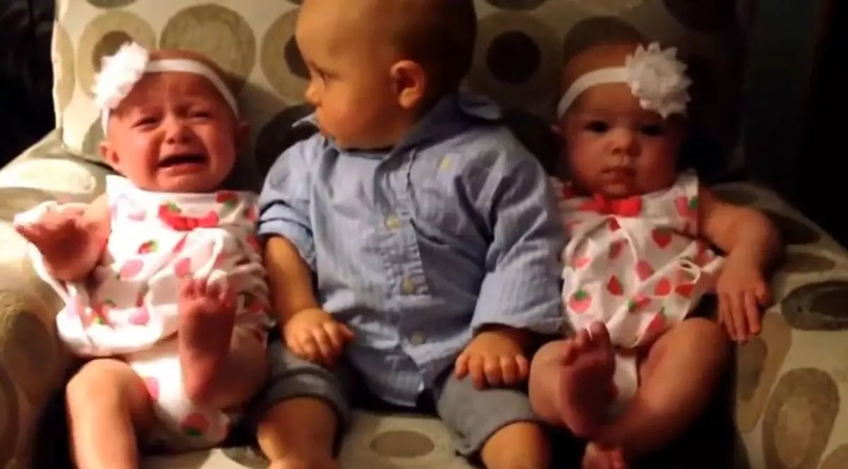 SUPER FUNNY! Cum reacţionează un bebeluş, când îşi întâlneşte prima dată surorile gemene | VIDEO