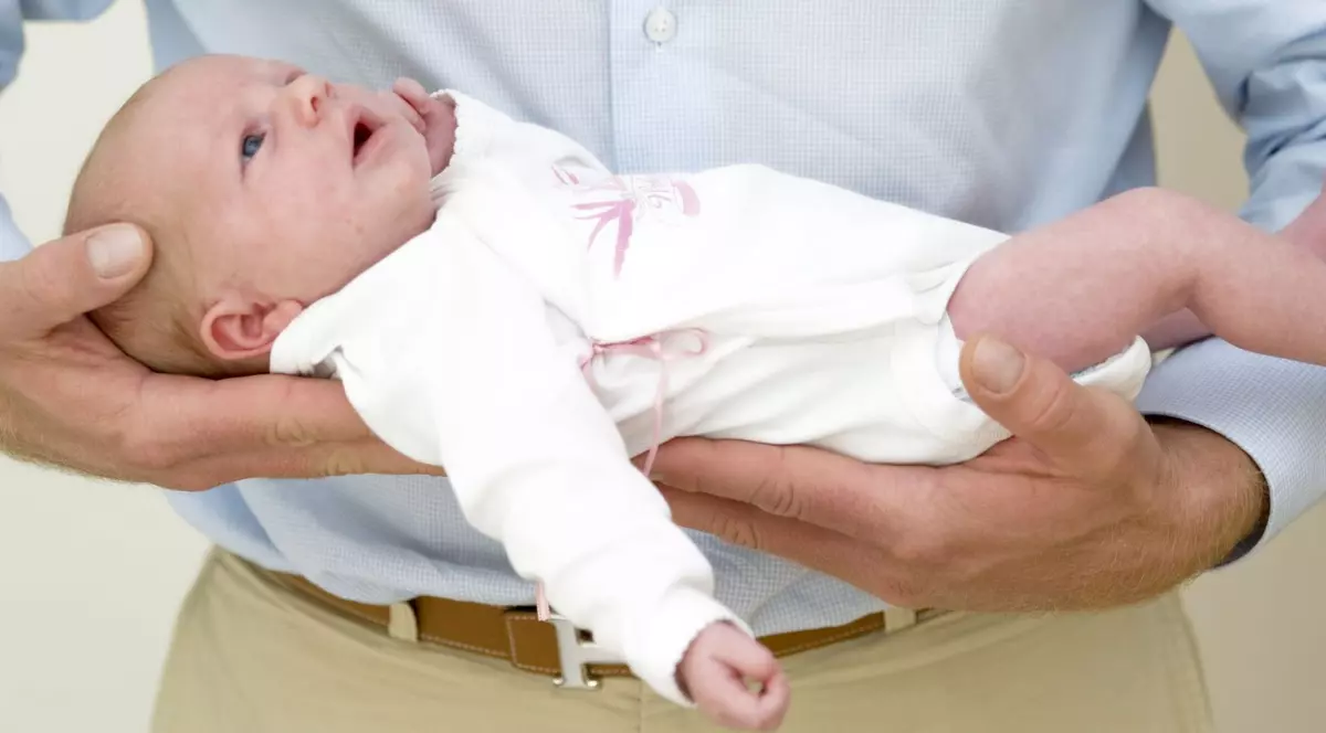 O POVESTE EMOȚIONANTĂ! BEBELUȘ ARUNCAT ÎN TOALETĂ, salvat după ce UN TRECĂTOR l-a auzit PLÂNGÂND