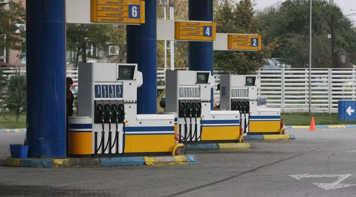 Veşti bune pentru şoferi! Benzina şi motorina se ieftinesc din nou