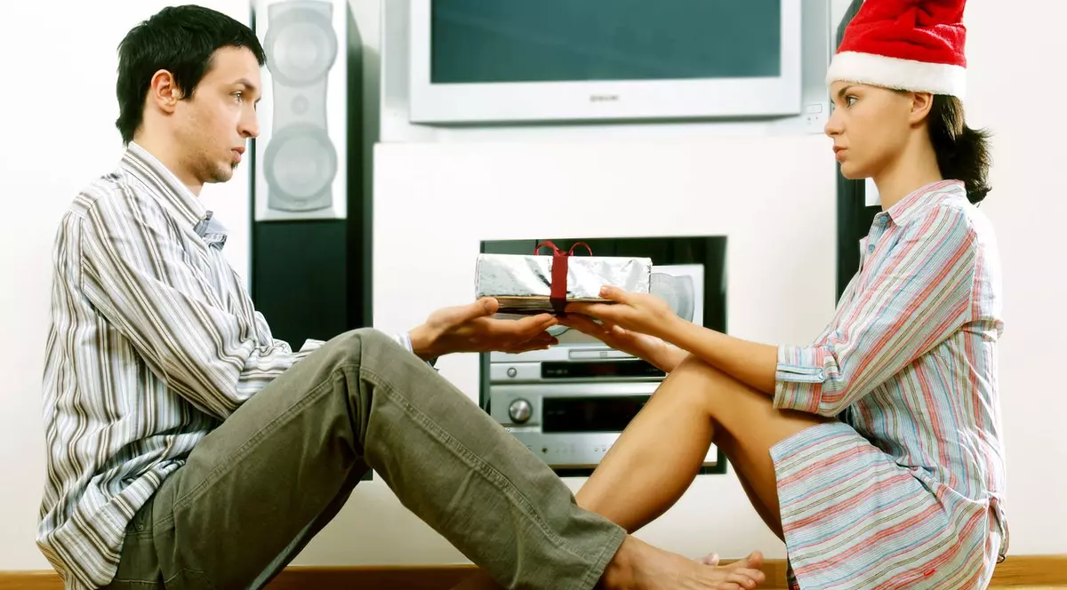 Tu ce ai CUMPĂRAT de CRĂCIUN? TOPUL celor mai neinspirate CADOURI de Sărbători