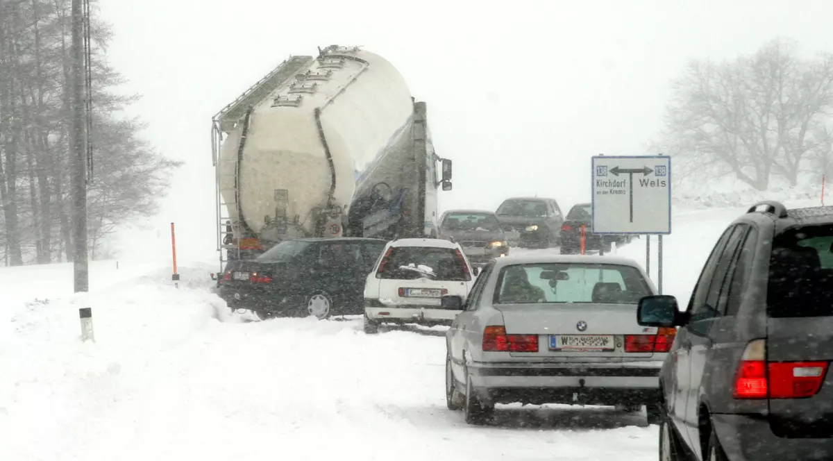 COD GALBEN de ninsori. ANM: Situaţia meteo rămâne complicată, cu vânt şi polei