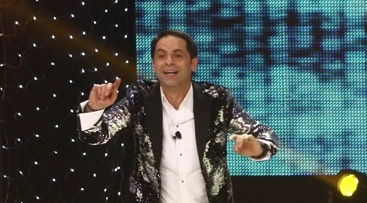 Dan Negru îşi chinuie invitaţii! Uite ce i-a pus să facă | GALERIE FOTO