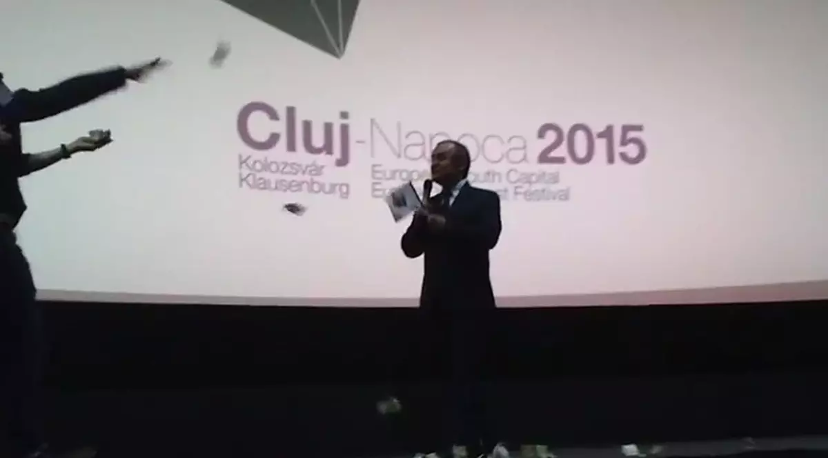 EMIL BOC, INCIDENT JENANT, în fața unei săli arhipline! Un tânăr a aruncat cu bani în el! VIDEO