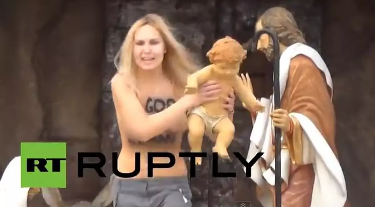 O femeie şi-a dezgolit sânii în fața Papei Francisc | VIDEO