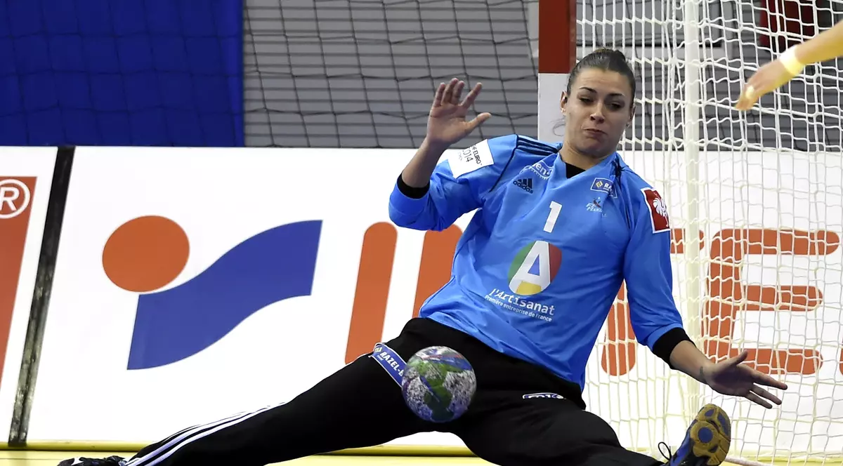 VIDEO / Cea mai proastă lovitură de la 7 metri din istorie! Chiar şi colegele au râs de ea