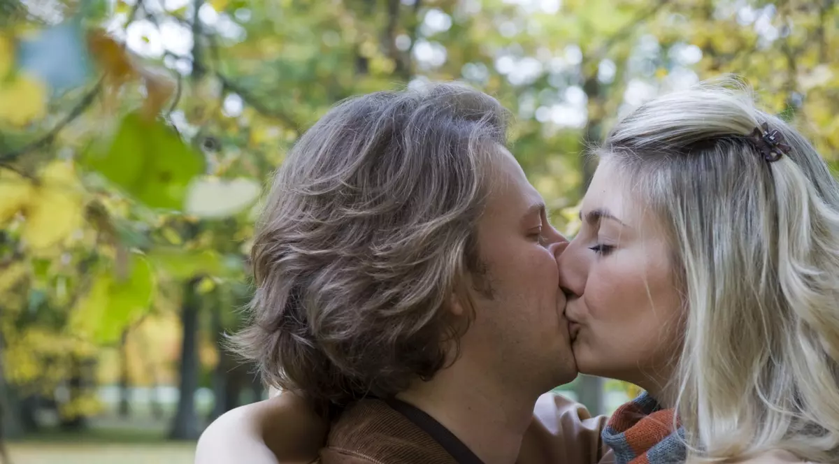 SĂRUTUL CREȘTE IMUNITATEA! Ce se întâmplă în gură în timpul acestui gest tandru