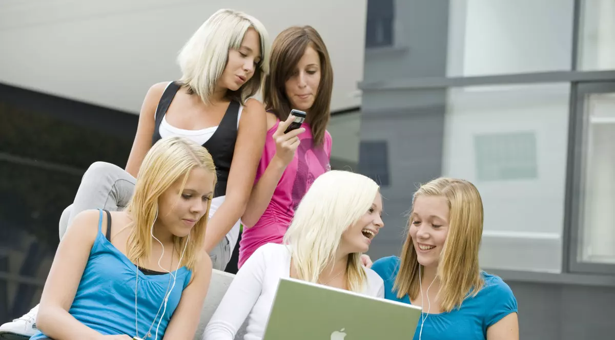 Ce poți afla în funcție de vârsta la care ai avut PRIMA MENSTRUAȚIE?