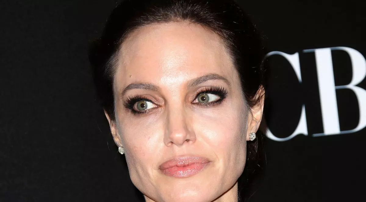 ANGELINA JOLIE a făcut ACCIDENT! A derapat și i-au EXPLODAT CAUCIUCURILE de la MAȘINĂ!