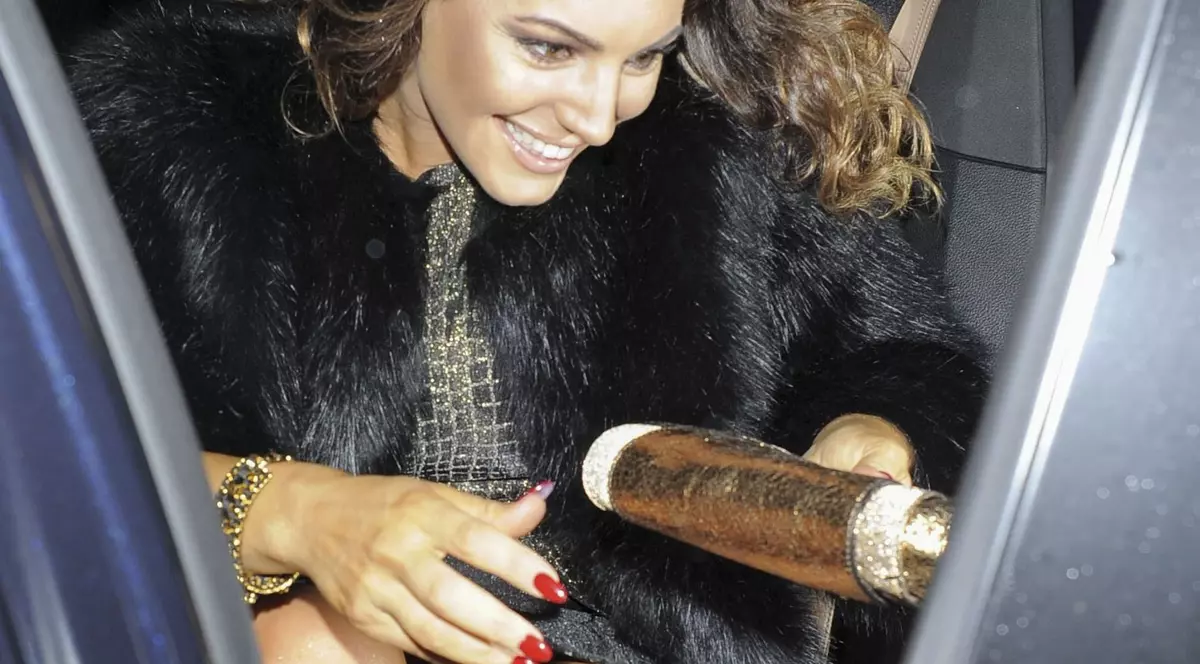 PICIOARELE DESFĂCUTE au adus SENZAȚII PLĂCUTE! Kelly Brook, în IPOSTAZE INCENDIARE! Te bagă în boală! FOTO