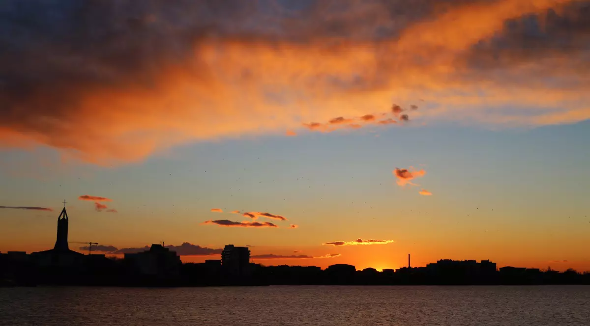 IMAGINILE CARE MERITĂ MII DE LIKE-URI! Spectacol pe cer, în București