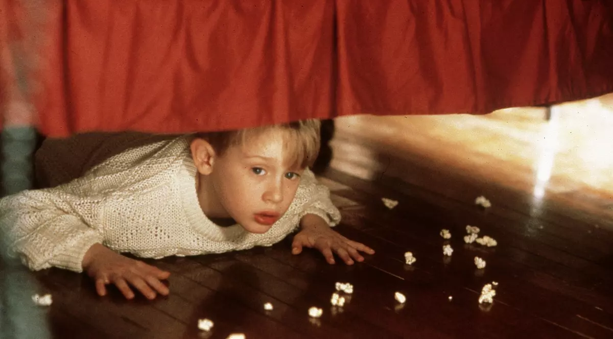 MACAULAY CULKIN, IPOSTAZE GAY! S-a sărutat cu UN BĂRBAT! IMAGINI INCENDIARE