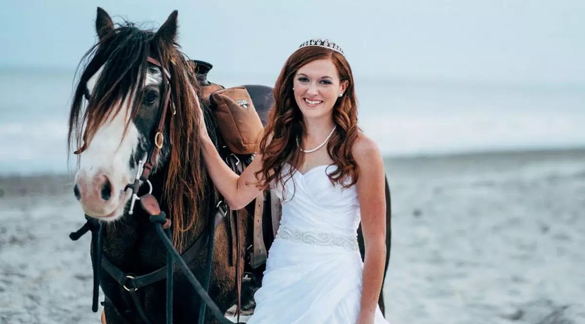 Invitații nu vor uita niciodată nunta asta! O mireasă, şedinţă foto cu un cal. Ce ar putea să meargă prost? VIDEO