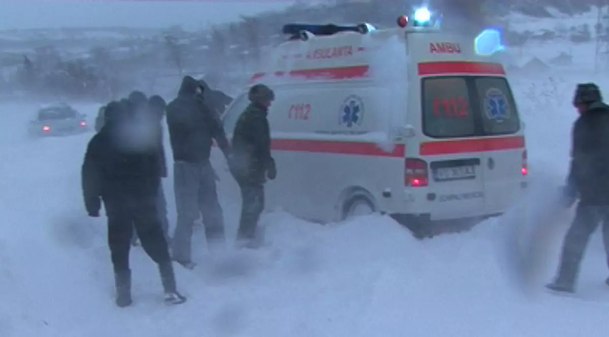 O tânără de 25 de ani A MURIT într-o ambulanță înzăpezită | FOTO
