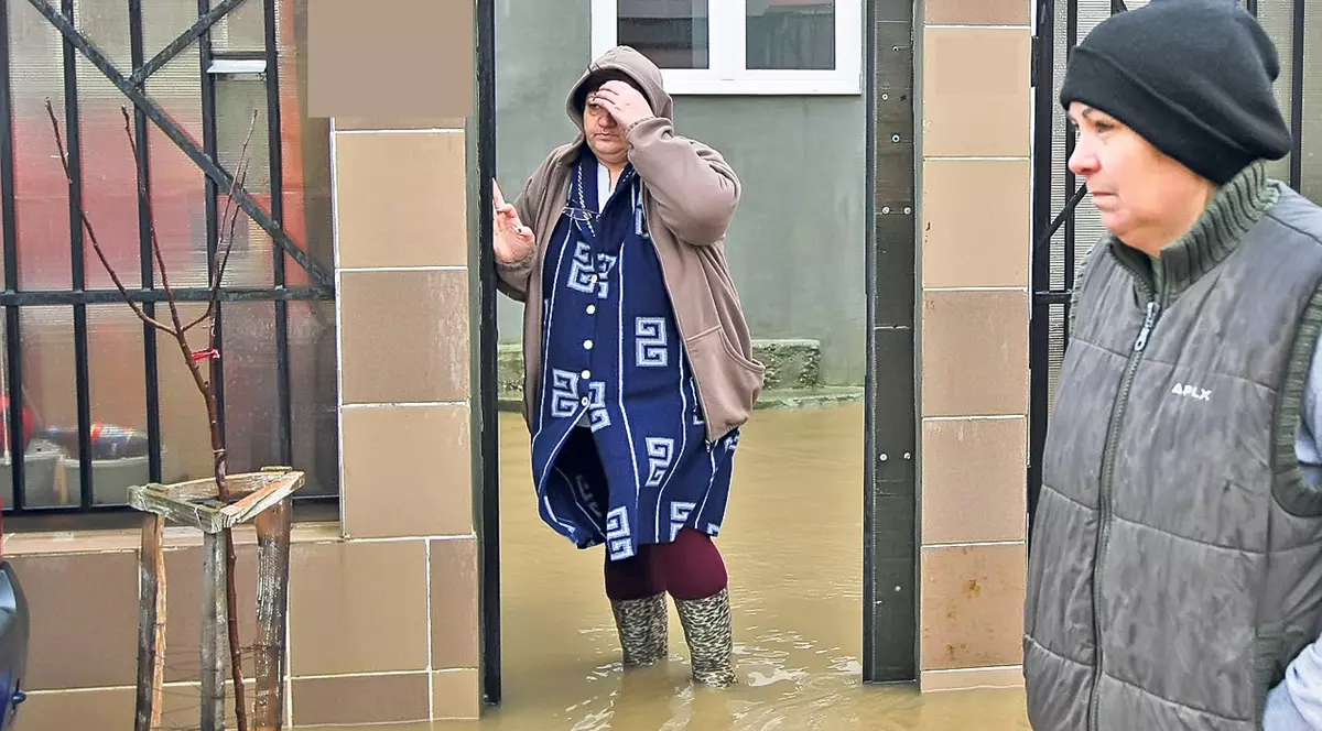 Stau cu apa de un metru în curte! În Pantelimon, oamenii sunt blocaţi în case din cauza inundaţiilor