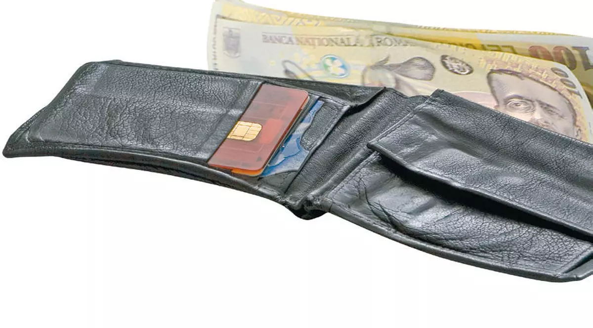 La 77 de ani este cercetată pentru furtul unui portofel. Victimă i-a fost un alt bătrân, de 85 de ani