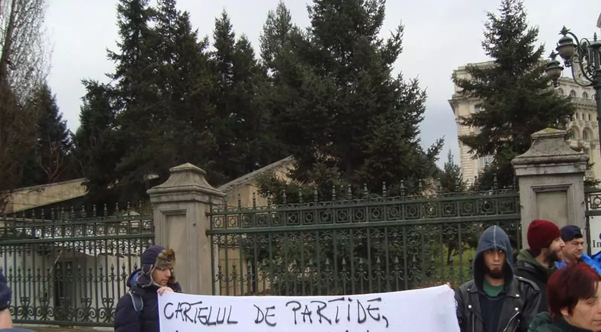 Peste o sută de persoane au protestat la Cluj-Napoca. CE îi cer președintelui KLAUS IOHANNIS
