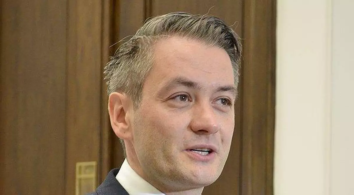 Un deputat a ajuns PRIMAR, după ce a RECUNOSCUT public că este HOMOSEXUAL. Care a fost DISCURSUL lui