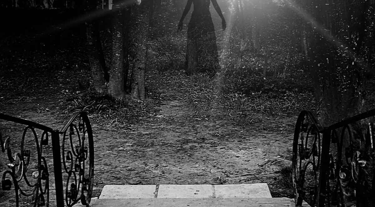 ÎȚI DĂ FIORI! Mama fetei arsă de vie, pe stradă, povestește cum o vizitează spiritul acesteia