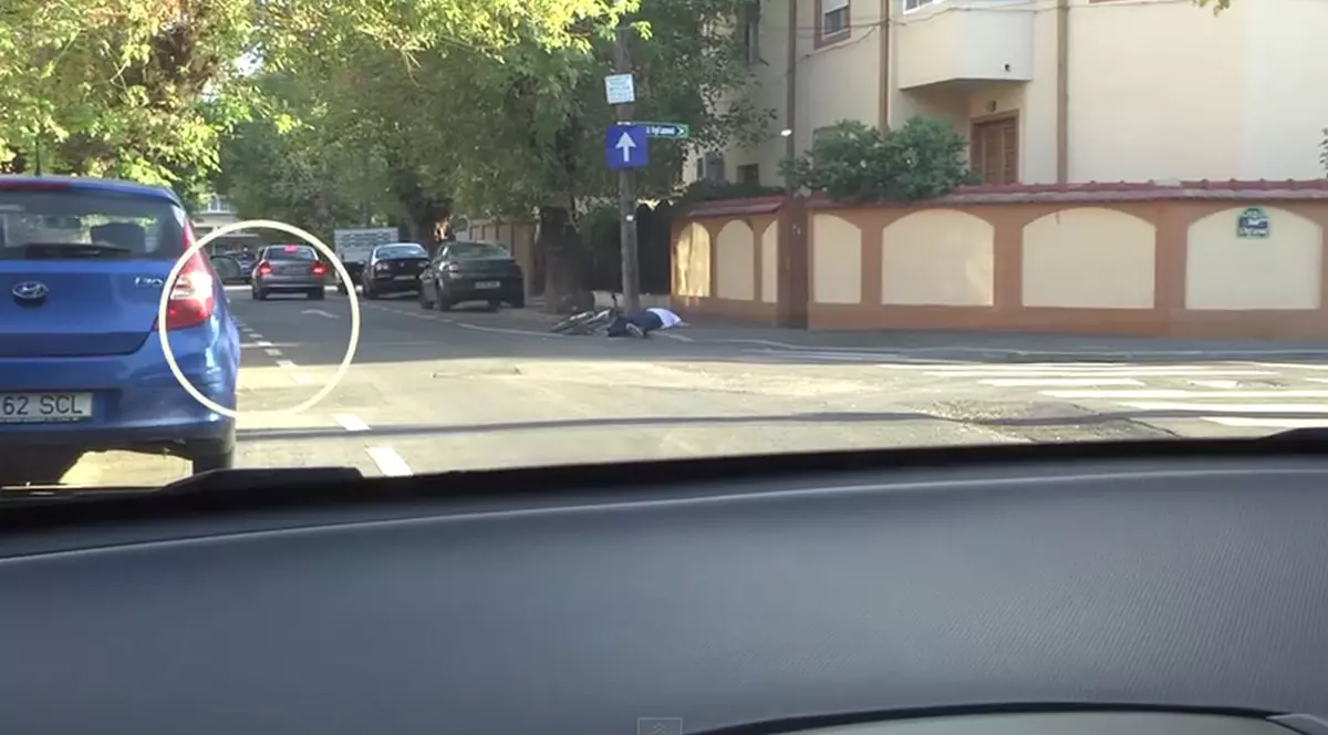 Un biciclist ZACE CĂZUT ÎN STRADĂ! Cum REACȚIONEAZĂ ȘOFERII? VIDEO