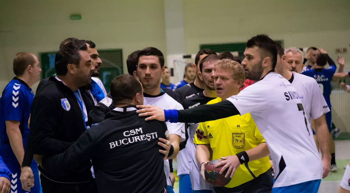 Scandal la Suceava. Meci cu cinci ”roșii”. CSM București a contestat arbitrajul: ”Execuție în direct”