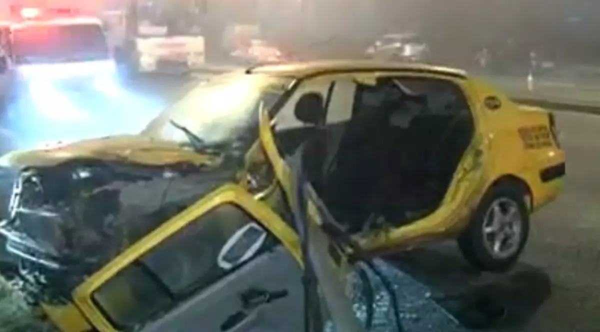 A SCĂPAT CA PRIN URECHILE ACULUI. O şoferiţă a ieşit dintr-o benzinărie și i-a tăiat fața unui TAXIMETRIST