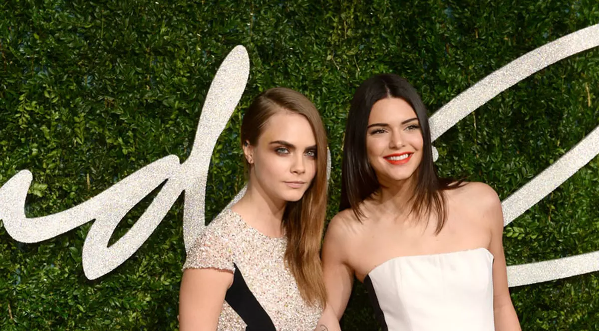 Din prietene, iubite! Sora lui Kim Kardashian s-a combinat cu Cara Delevingne