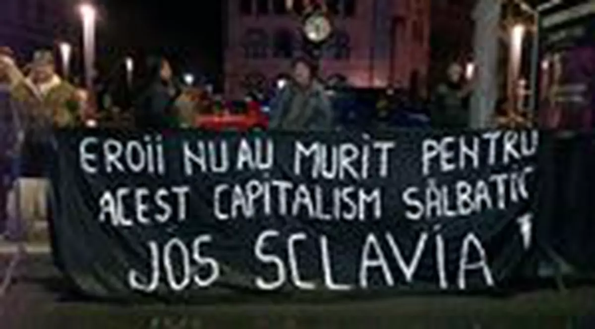 SUTE de revoluţionari comemorează eroii din decembrie 1989. TRAFICUL este BLOCAT la Universitate| FOTO