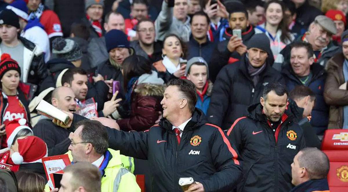 Gest splendid. Louis van Gaal le-a oferit cadouri de Crăciun fanilor echipei Manchester United