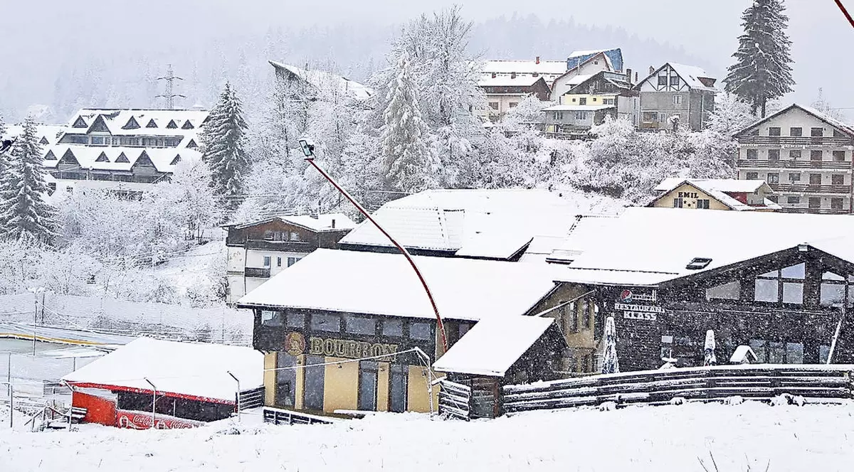 Stratul de zăpadă MĂSOARĂ JUMĂTATE DE METRU, la Poiana Brașov