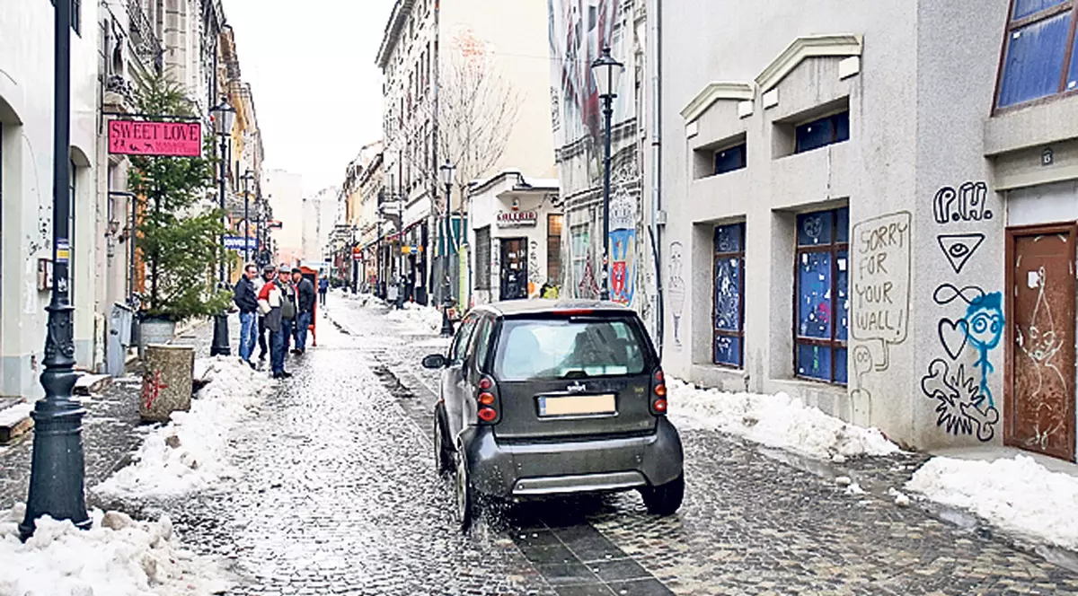 CE NE ENERVEAZĂ: Maşinile care se fâţâie pe zona pietonală